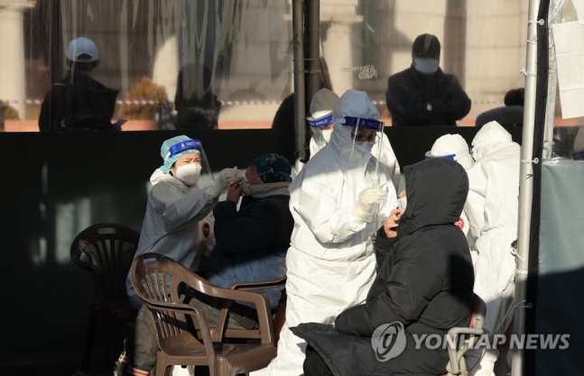 오미크론 대확산, 한 달이 고비…재택치료 관리 허점 우려 오미크론 대확산, 한 달이 고비…재택치료 관리 허점 우려