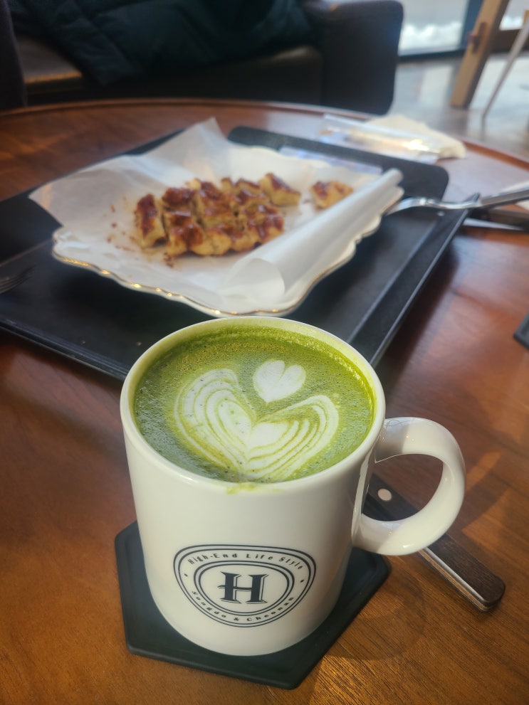  천안에 디저트, 커피 그리고 분위기가 맛있는 카페H(CAFE H)