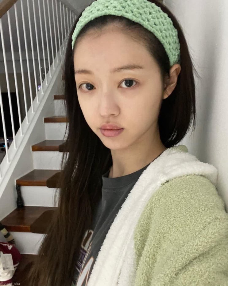 오마이걸 멤버 유아, 인어공주 쿠션과 함께 편안한 차림으로 뛰어난 민낯 미모 공개 오마이걸 멤버 유아, 인어공주 쿠션과 함께 편안한 차림으로 뛰어난 민낯 미모 공개