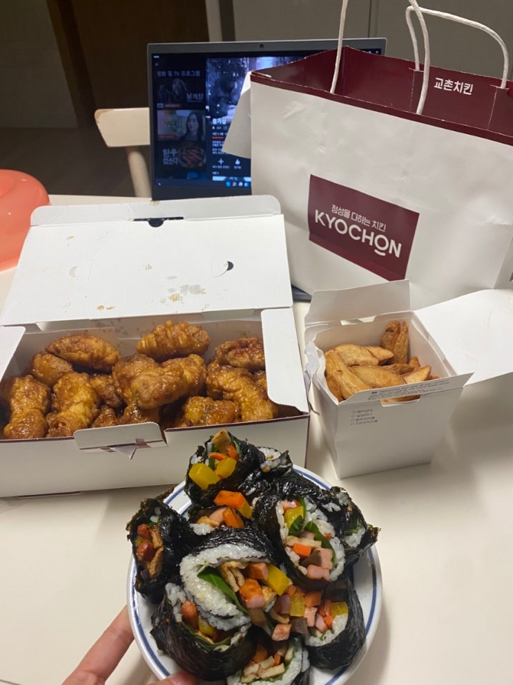  교촌치킨 허니콤보웨지감자 / 김밥만들어먹기 / 베스킨라빈스 아이스크림 / 넷플릭스 / 냠냠 / 배달의민족