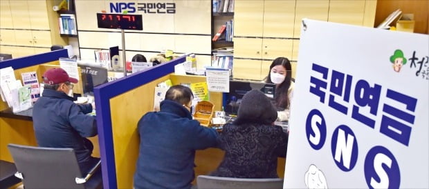 '시한폭탄' 국민연금…"이대로면 90년대생 한 푼도 못 받는다" '시한폭탄' 국민연금…"이대로면 90년대생 한 푼도 못 받는다"