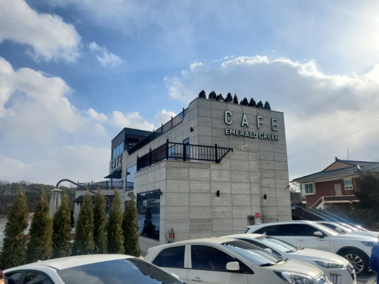  안성 칠곡저수지 카페 물멍하기좋은 에메랄드그린카페