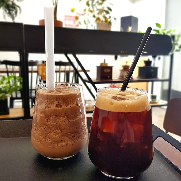  [한남/이태원 카페 : 데드비트클럽] 1인1음료, 애완동반카페& 아늑하구 넓어서 좋아