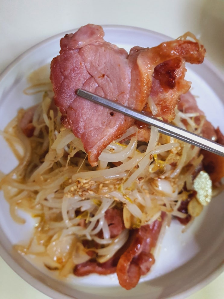  정다운 훈제오리로 만든 숙주볶음 맛있어요.