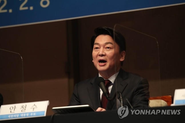 중도하차 압박하는 尹측…시종 단일화 질문에 '생각없다'는 安 중도하차 압박하는 尹측…시종 단일화 질문에 '생각없다'는 安