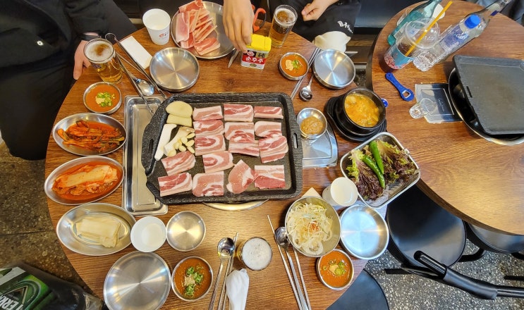  홍대 삼겹살집 마포구이마당 서교직영점에서 냉동삼겹!