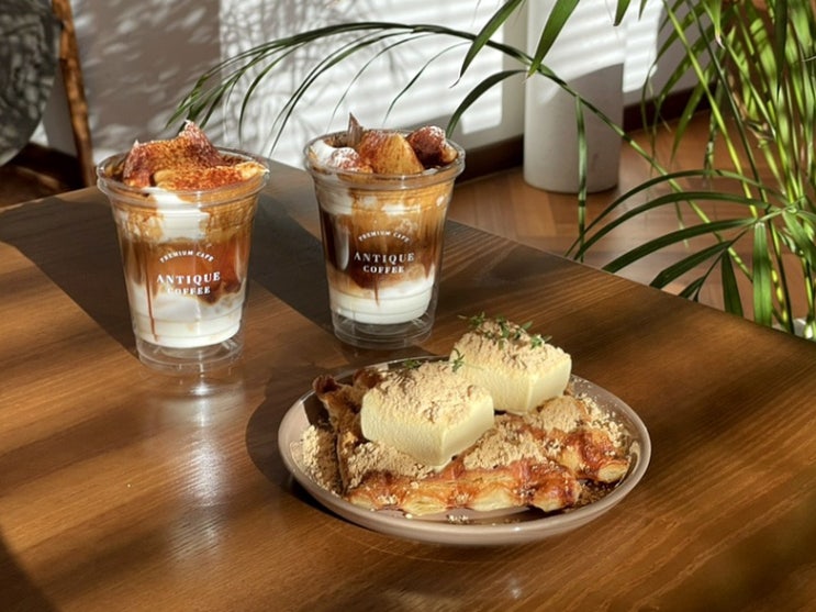  영등포구청 카페, 크림 커피 & 인절미 크로플 맛집 "앤티크커피"