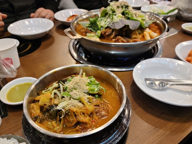  경기도 수원에서 맛있는 감자탕 맛집인 [수돈재 감자탕] 입니다.