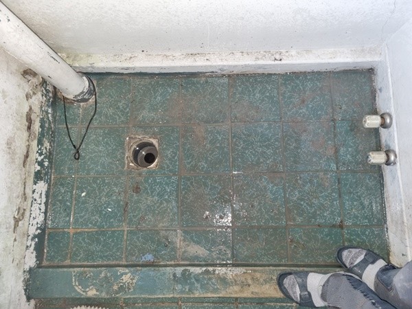 군포 광정동 아파트 누수 - 아랫집 세탁실에 누수가 발생했는데 수전에서 소량 흐르고 있던 물 때문이었어요.