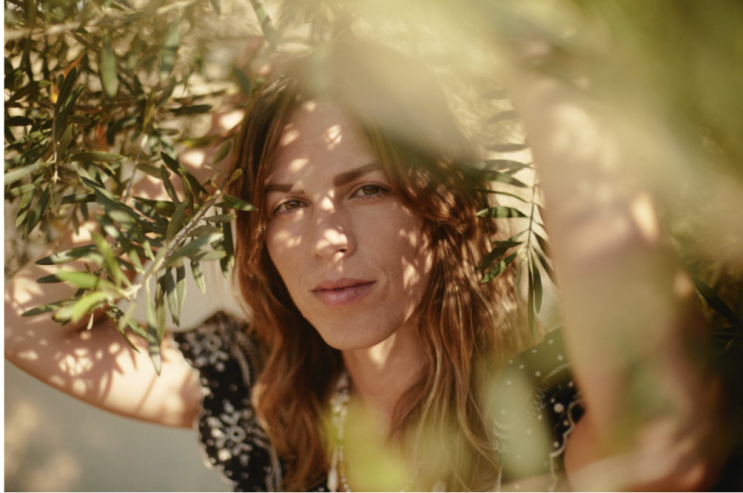  Melody’s Echo Chamber, 새로운 앨범 발표 리드 싱글 'Looking Backward' 영상