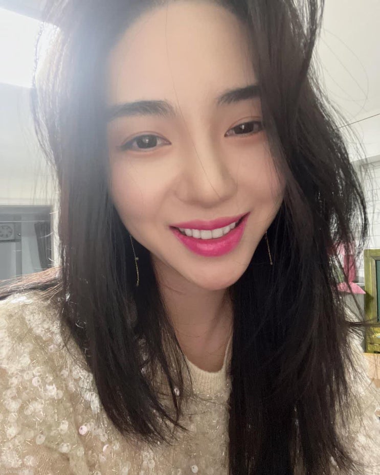AOA 출신 권민아, 밝은 미소 되찾더니 유튜버 변신 예고 "많이 봐 주실건가요?" AOA 출신 권민아, 밝은 미소 되찾더니 유튜버 변신 예고 "많이 봐 주실건가요?"