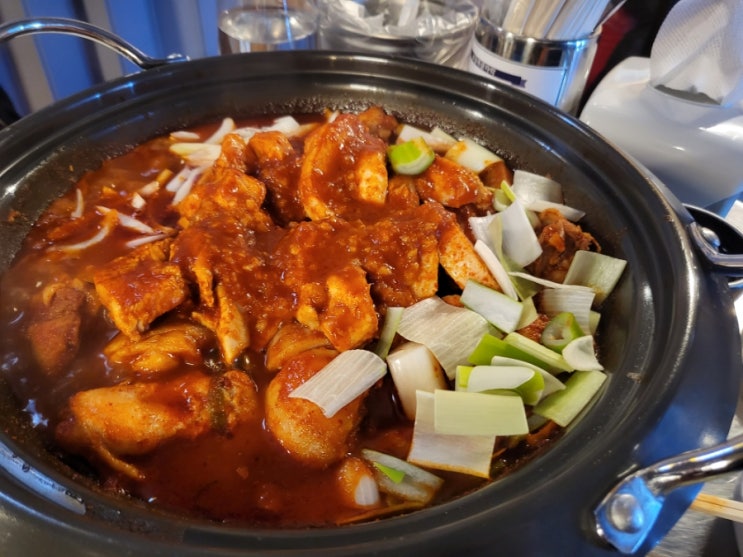  골목끝자락 ; 수비드 조리로 닭가슴살마저 살살 녹는 서울대입구닭볶음탕