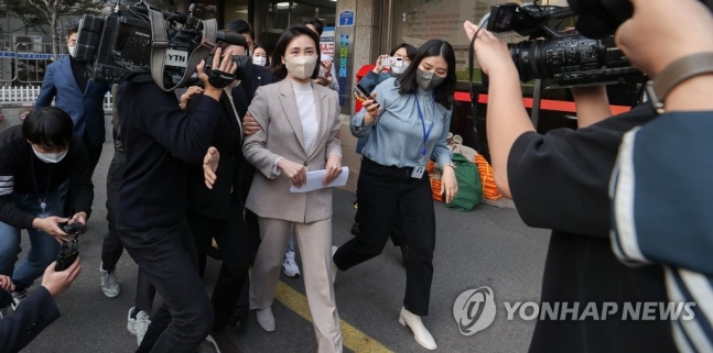 김혜경, 직접 사과 "모두 제 불찰…수사 결과 따라 책임" 김혜경, 직접 사과 "모두 제 불찰…수사 결과 따라 책임"