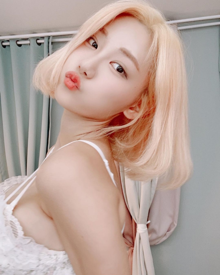 트위치 스트리머 빛베리, '돌싱 특별판' 맥심 이후 또 파격 행보...미니 앨범 발표 트위치 스트리머 빛베리, '돌싱 특별판' 맥심 이후 또 파격 행보...미니 앨범 발표