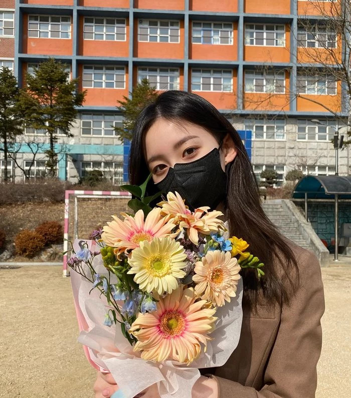 '지우학' 박지후, 고등학교 졸업식 기념샷...교내 운동장에서 꽃다발 들고 사진 "한양대 진학"