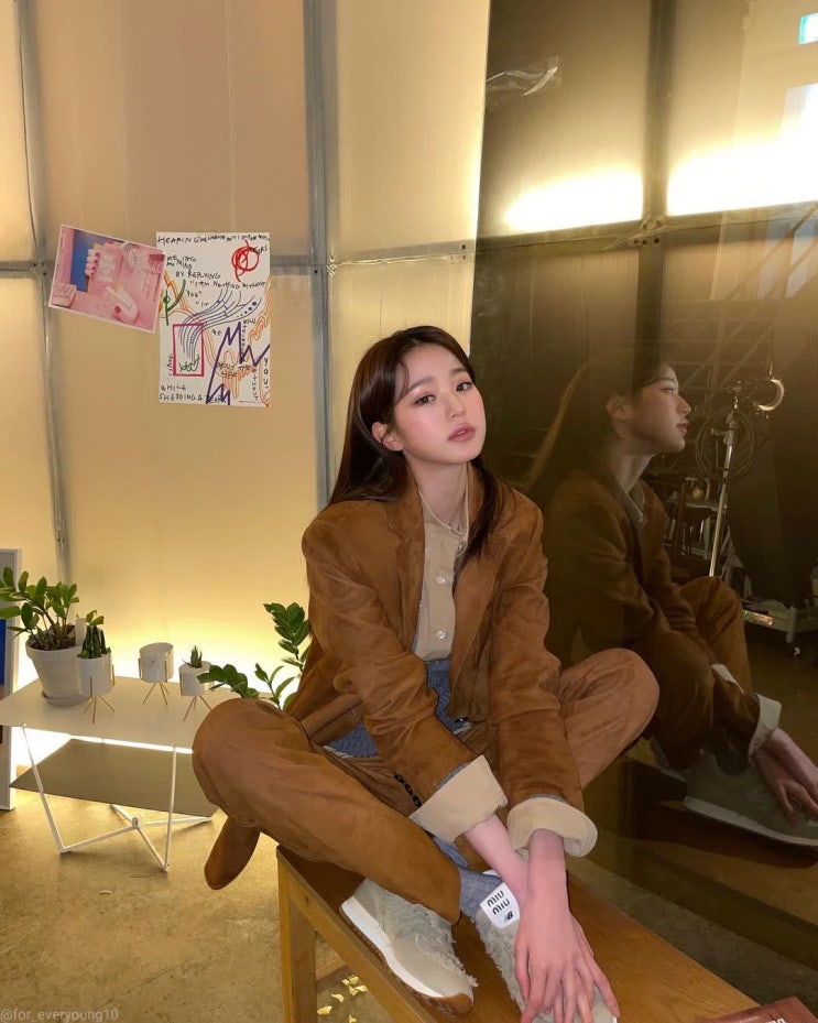 아이브 장원영, 셋업 슈트 입고 벤치에 앉아...9등신 비율의 이기적인 기럭지 아이브 장원영, 셋업 슈트 입고 벤치에 앉아...9등신 비율의 이기적인 기럭지