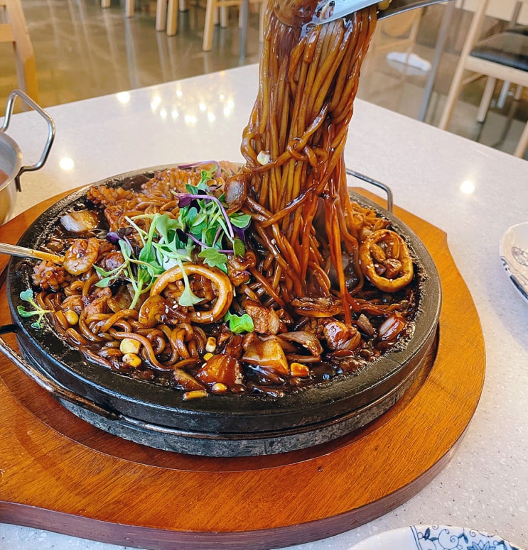  광교 앨리웨이 맛집 광교 돌짜장 원투닭갈비에서 퇴촌돌짜장  맛 그대로