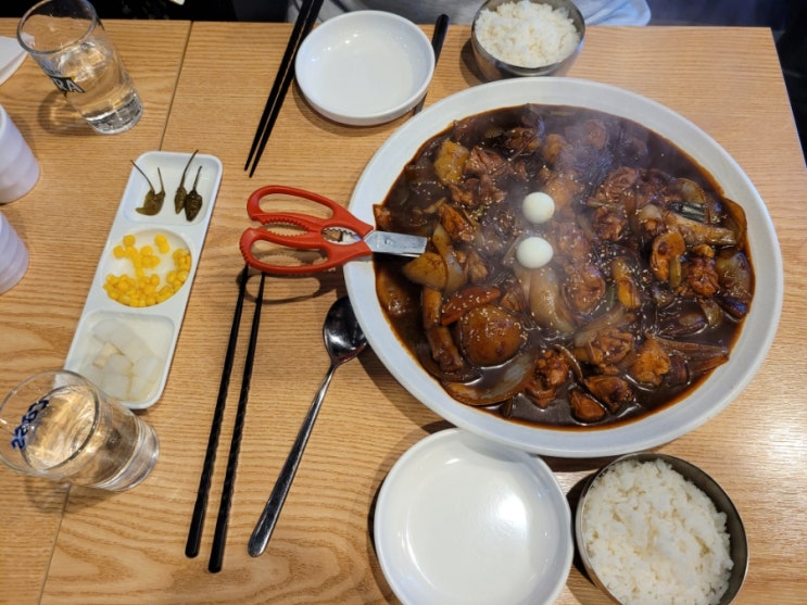  부산경성대부경대찜닭맛집"대봉찜닭"경성대부경대.대연동.남구.부산 찜닭맛집입니다.개그맨송영길인정한찜닭맛집.닭이 부드럽고간장베이스소스가 닭고기에잘베여들어가서맛잇었습니다.밥공기뚝딱했습니다