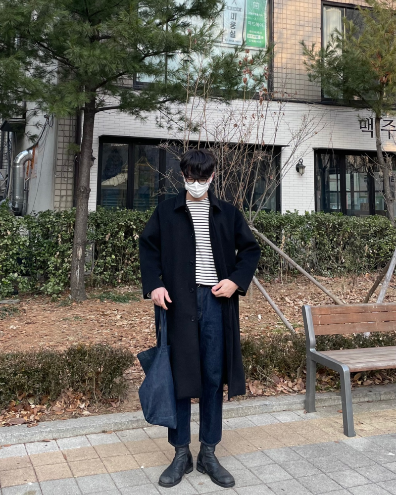 부츠의 밴딩 라인을 살짝 드러내어 다리 라인이 길어 보이게 연출된 스타일링 샷