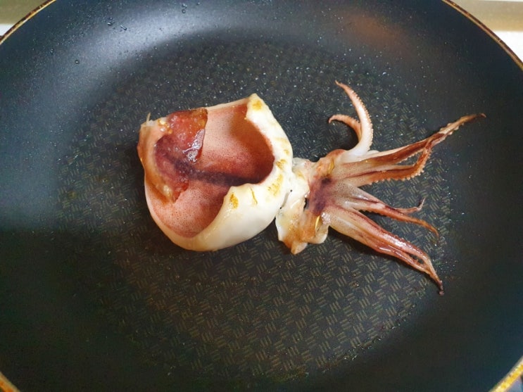 반건 오징어 버터구이 맛있게 만들어요.