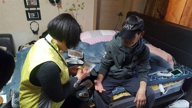 고독사 구하려다 되레 성범죄 피해… 병드는 '찾동' 사람들 고독사 구하려다 되레 성범죄 피해… 병드는 '찾동' 사람들