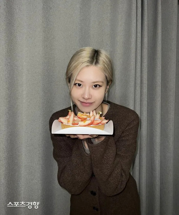 블랙핑크 로제, 생일 맞아 찐친 리사·제니·지수의 여전한 우정 보여줘 블랙핑크 로제, 생일 맞아 찐친 리사·제니·지수의 여전한 우정 보여줘