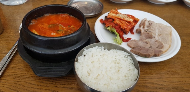 평촌 오비즈타워 2층 놀부보쌈 김치찌게 보쌈정식