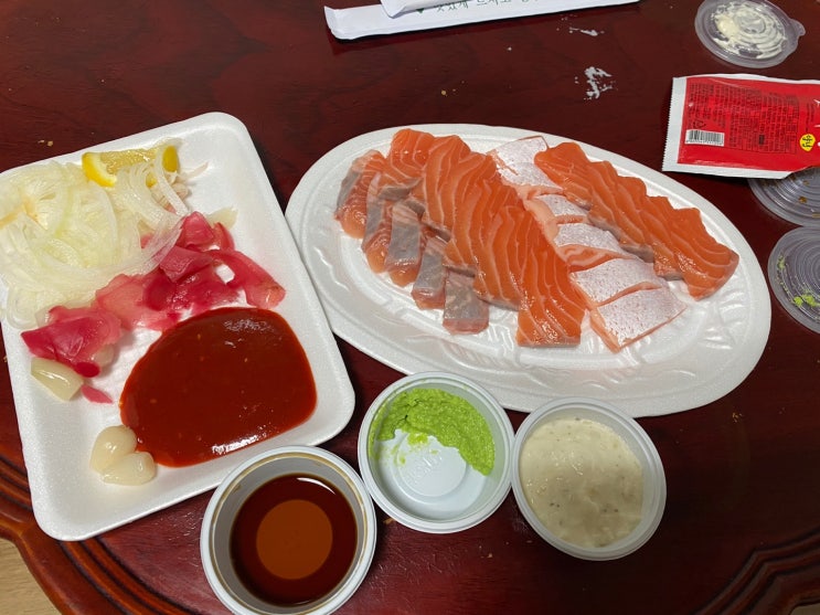  2/10 옥수수 마요 핫도그, 맥앤 치즈 핫도그(조르니 키친) / 카라멜 마끼아또, 아이스 아메리카노, 녹차 프라페, 초코 프라페(셀렉토 커피) / 연어회 소(광달이)
