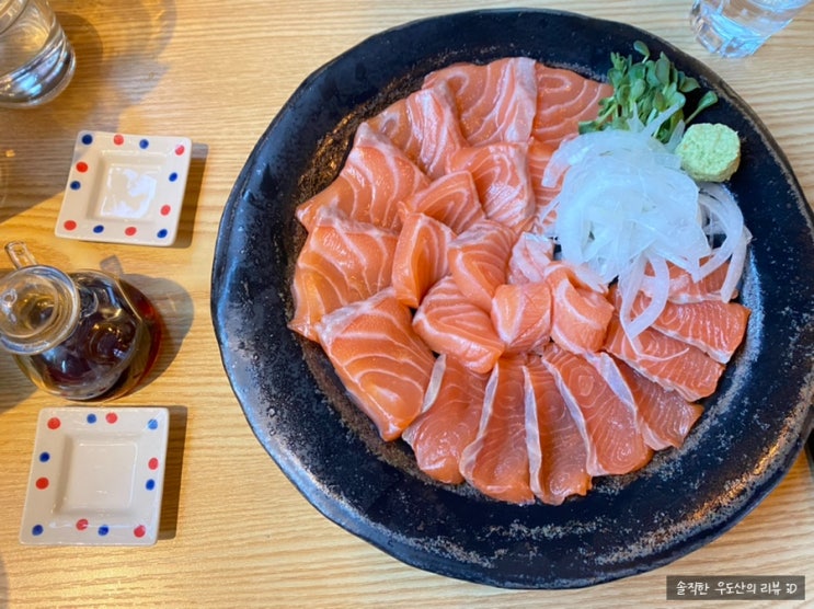  홍대 이자카야 도톰한 연어 사시미 맛집 - 심야식당밤