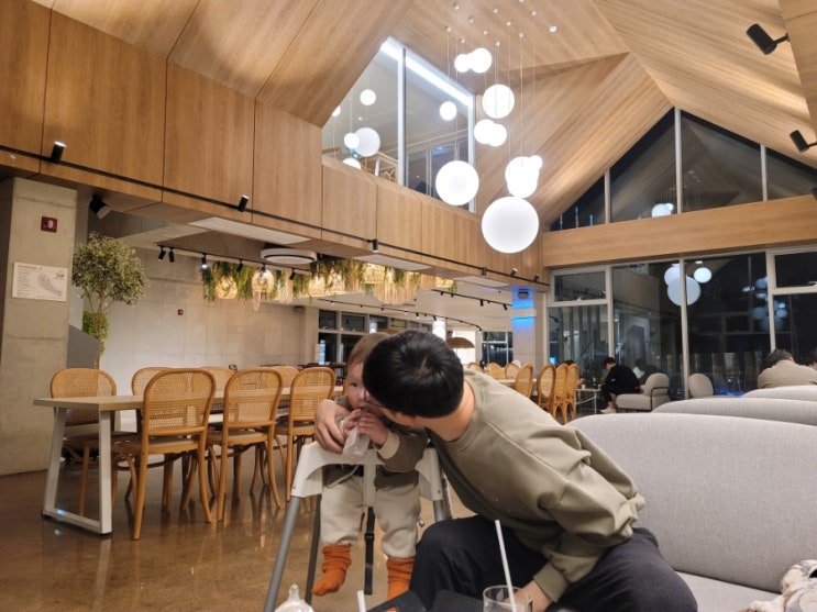  귀산 신상 카페 더로드101 : 브런치 그리고 커피 루프탑까지