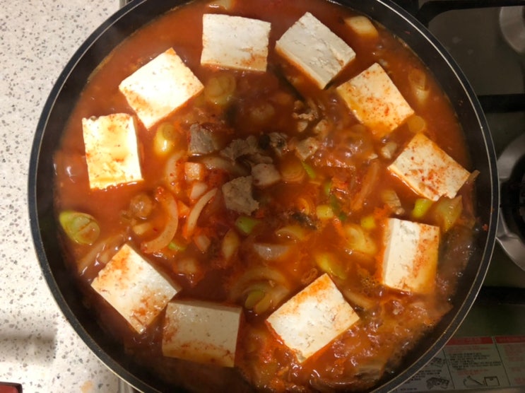  인기만점 저녁메뉴-자극적이지않고, 감칠맛나는 고기듬뿍 김치찌개만드는법(건강하게 집밥먹기)