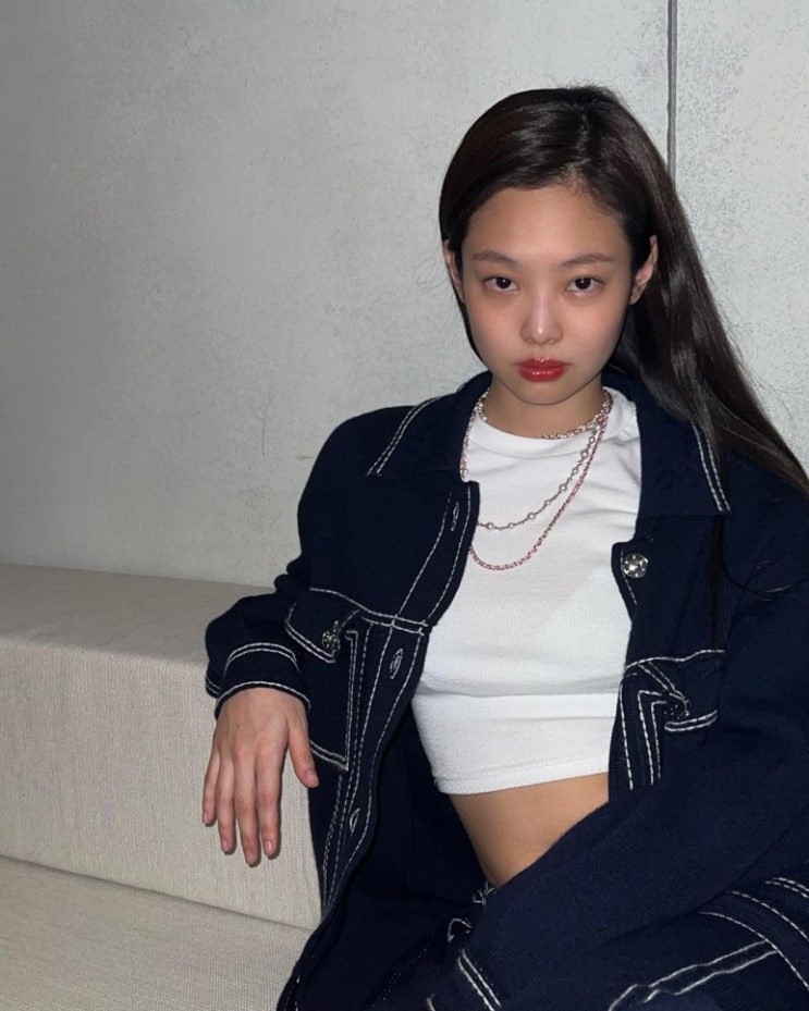 블랙핑크 제니, 크롭티셔츠에 데님 셋업 입고 다양한 포즈로 잘룩한 '개미허리'가 눈길 블랙핑크 제니, 크롭티셔츠에 데님 셋업 입고 다양한 포즈로 잘룩한 '개미허리'가 눈길
