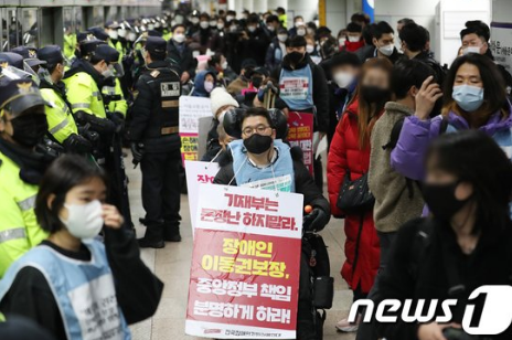 "무관심보다 낫다"…장애인단체, 시민 불만에도 지하철 붙잡는 이유 "무관심보다 낫다"…장애인단체, 시민 불만에도 지하철 붙잡는 이유