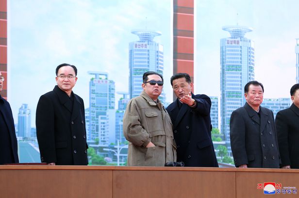 선글라스 낀 북한 <b>김정은</b>, 평양 ‘<b>화성지구</b>’ 1만 세대 주택... 