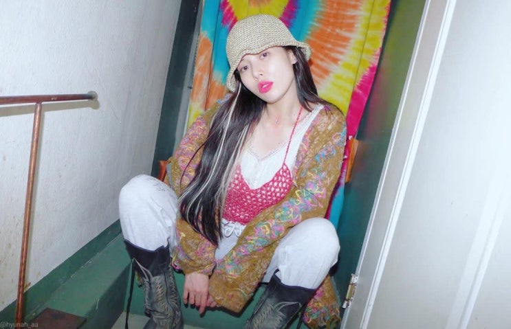 '던' 현아, 어머니가 만든 깜찍한 모자와 니트 소재의 옷 (ft. 권총 모양의 타투 공개) '던' 현아, 어머니가 만든 깜찍한 모자와 니트 소재의 옷 (ft. 권총 모양의 타투 공개)