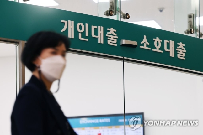 '빚으로 버티기'…가계대출보다 더 빠르게 느는 자영업자대출 '빚으로 버티기'…가계대출보다 더 빠르게 느는 자영업자대출