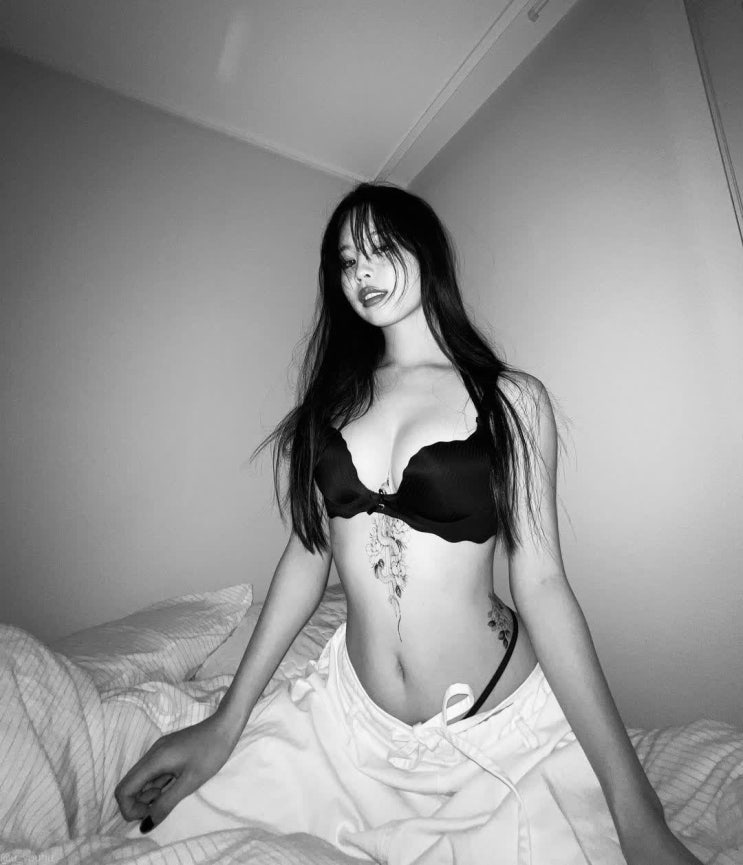 '최정원 딸' 가수 유하, 볼륨감 넘치는 몸매와 복부의 파격적인 타투 "자기야 혼나" '최정원 딸' 가수 유하, 볼륨감 넘치는 몸매와 복부의 파격적인 타투 "자기야 혼나"