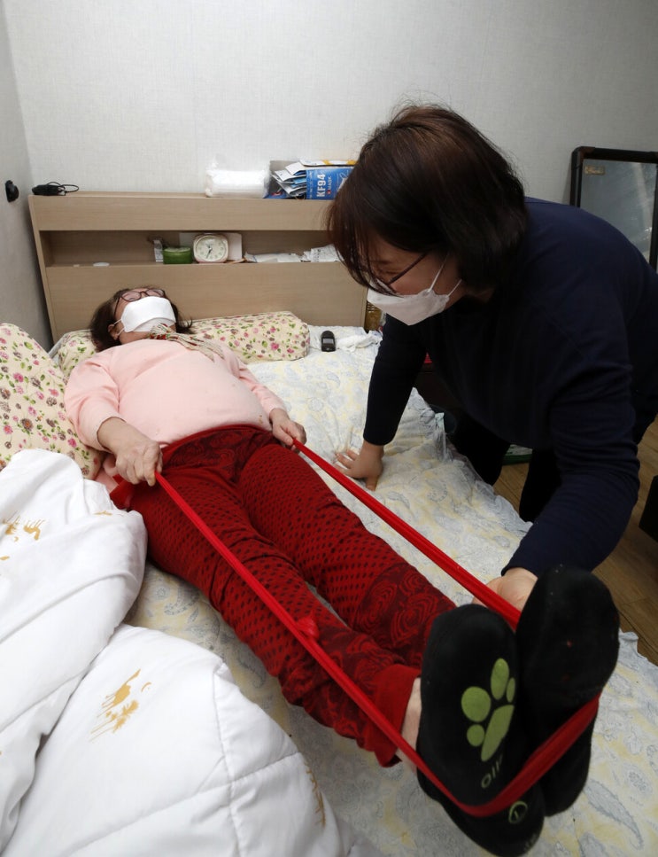 공공 요양시설은 대기만 수백명…간병비에 가족마저 파탄