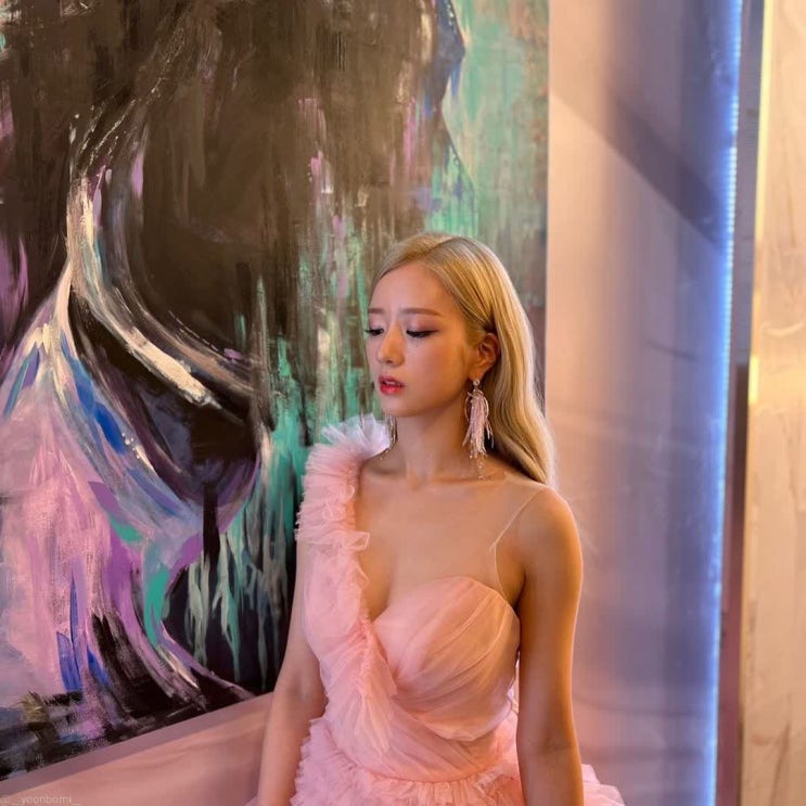 에이핑크 윤보미, 핑크빛 드레스 입고 고혹적이면서 당당한 포즈로 여신 비주얼