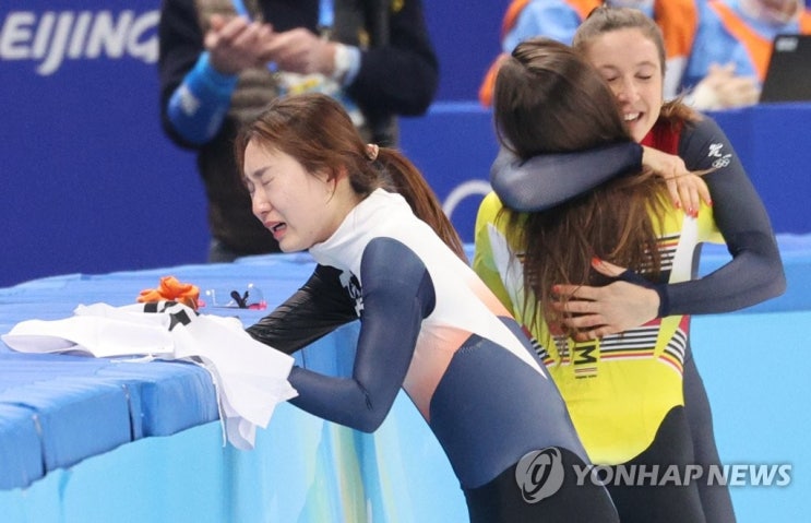 은메달 따고 오열한 최민정 "저도 이렇게 많이 울 줄 몰라" 은메달 따고 오열한 최민정 "저도 이렇게 많이 울 줄 몰라"