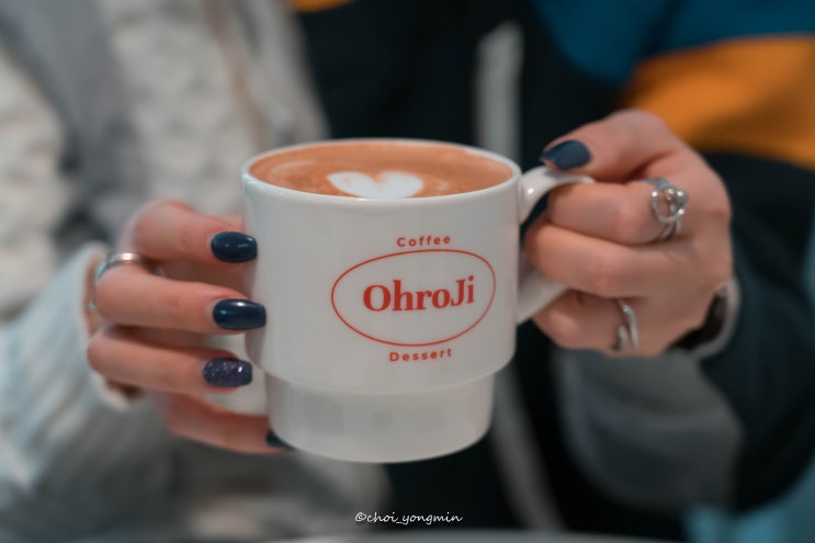  망원동 조용한 카페 오로지 cafe dhroji 달콤한 크림 커피와 디저트