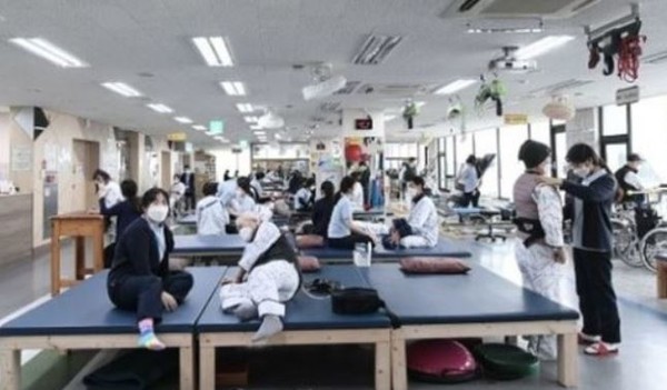  [급성기재활_큰솔병원] 코로나걱정? ‘치료실’아닌 병실서도 재활치료 ‘가능’