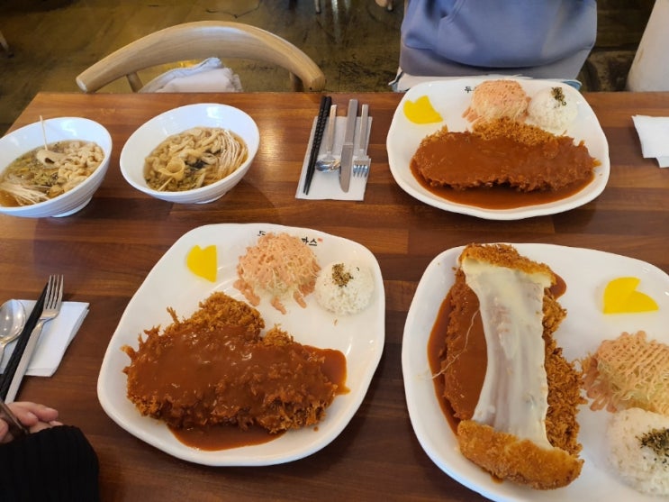  부산진구양정돈까스맛집"두툼왕돈까스양정점"돈까스가 왕돈까스이고 크기도 크고 양도 많고조금매콤해요.혼밥하러오기좋아요.양정돈까스맛집.부산돈까스맛집.부산진구돈까스맛집.돈까스맛있습니다.