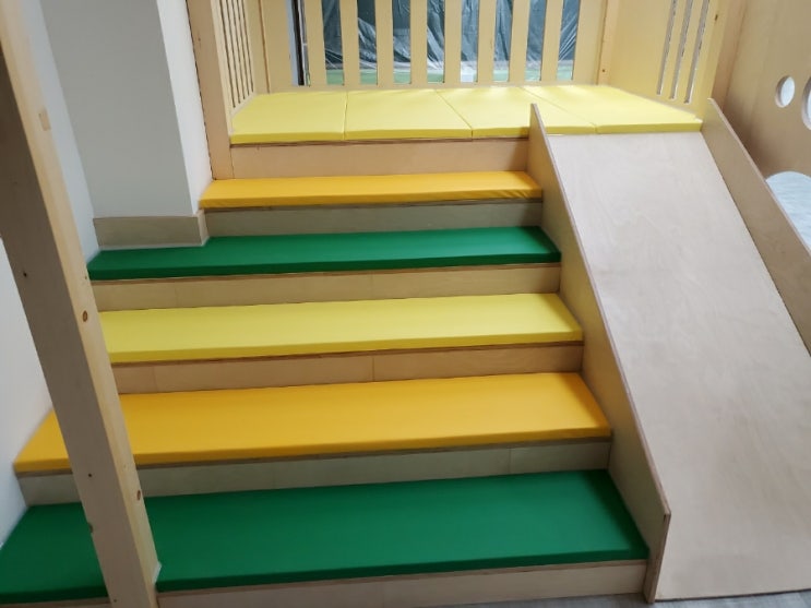  방염보호쿠션설치로 안전한 학교 유치원 어린이집 만들어요.