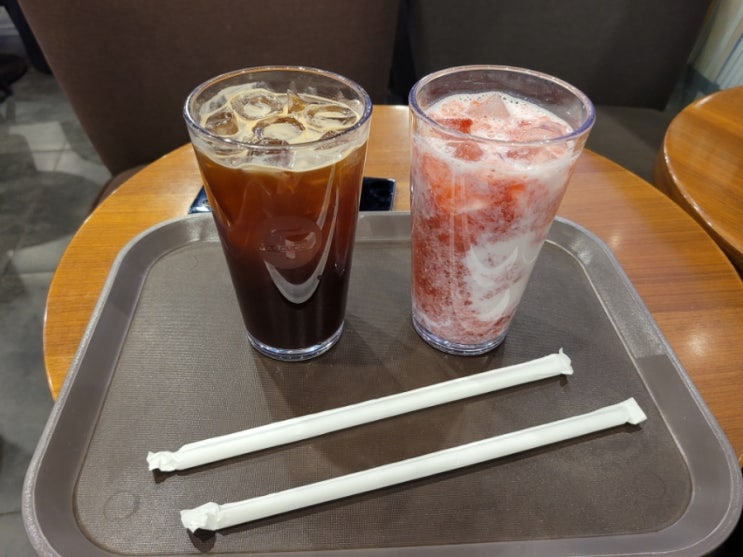  부산서면카페"파스쿠찌전포카페거리점"딸기디저트.딸기음료종류가많아요.혼자오기좋고공부하기좋아요.아메리카노.딸기라떼먹음.서면카페.전포카페.전포카페거리카페.부산카페.딸기음료 맛있습니다.