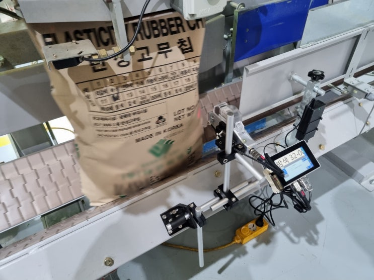  탄성고무칩 공업용 설비에 포장지 날인기 잉크젯마킹기 설치(제품명,날짜마킹)