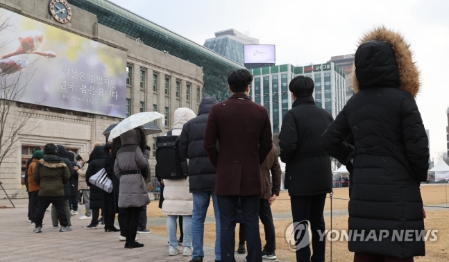 오후 9시까지 이미 8만명 넘었다…폭증세에 8만5천114명 확진 오후 9시까지 이미 8만명 넘었다…폭증세에 8만5천114명 확진