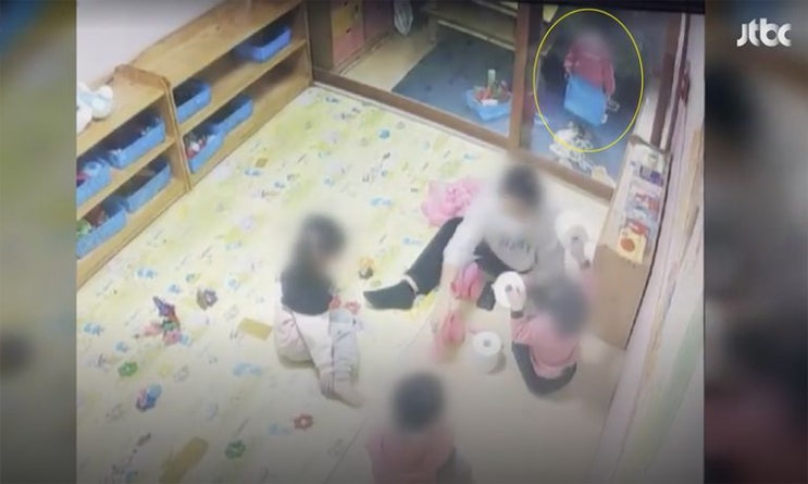 영하 날씨에 혼자 베란다로 격리된 19개월 여아, 연신 유리창만 두드렸다 영하 날씨에 혼자 베란다로 격리된 19개월 여아, 연신 유리창만 두드렸다