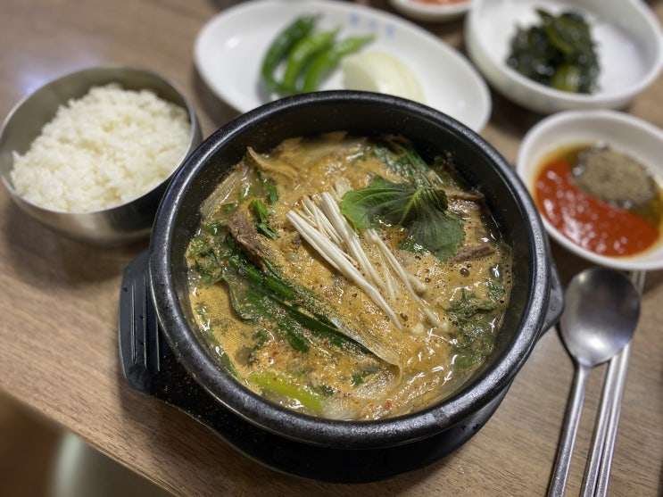  누린내 없는 개운한 맛! 팔각정 흑염소탕