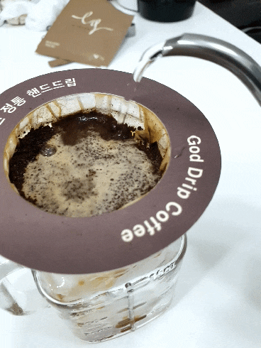 바리스타 이정영 오진욱이 선사사하는 최상급 원두의 가장 편한 카페에르곤으로 즐기는 핸드드립 커피